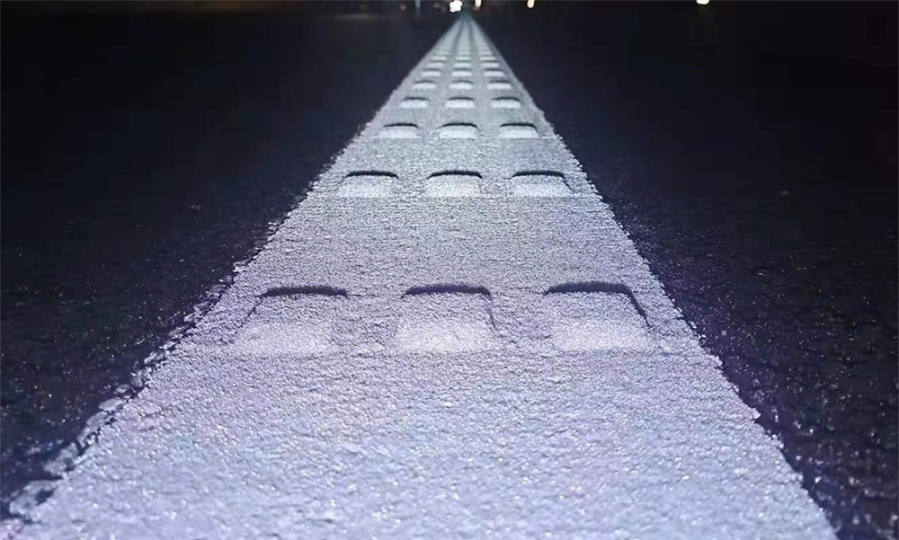 雨夜反光标线 雨夜反光标线