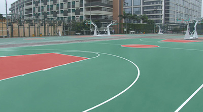 学校球场一定要选硅PU吗?
