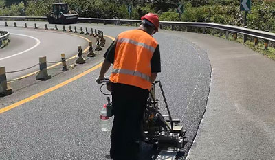 南渝高速标线施划&mdash;&mdash;川东北出川大...